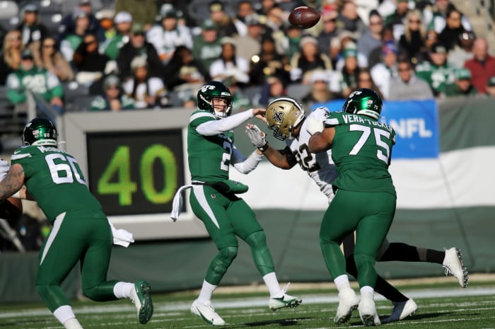 Jets quarterback Zach Wilson (2) is pressured by New Orleans defensive end Marcus Davenport (92). © Kevin R. Wexler-NorthJersey.com / USA TODAY NETWORK